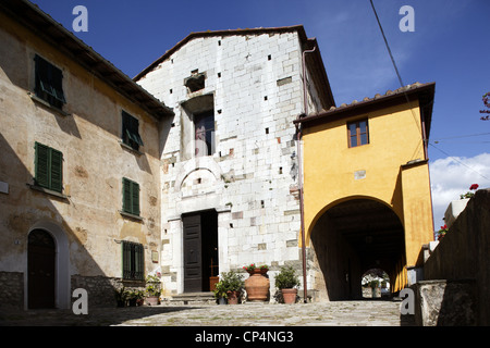 La Iglesia de San Miguel, del siglo XIII. Serravalle Pistoiese, la provincia de Pistoia, Región de Toscana, Italia.