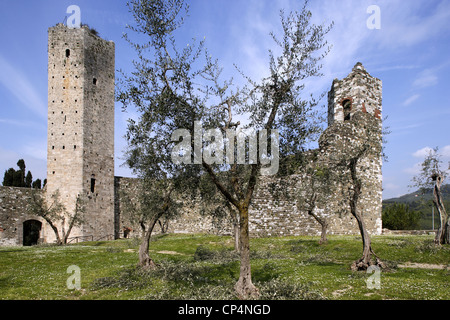 La nueva fortaleza con la Torre hexagonal, siglo 14. Serravalle Pistoiese, la provincia de Pistoia, Región de Toscana, Italia.
