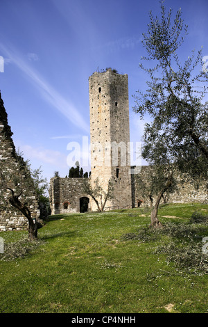 La nueva fortaleza con la Torre hexagonal, siglo 14. Serravalle Pistoiese, la provincia de Pistoia, Región de Toscana, Italia.