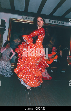 Albardilla Excavación escucha España. La Feria, ropa mujer gitana bailando flamenco Fotografía de stock -  Alamy