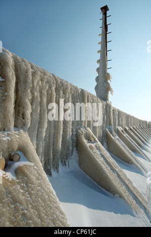 Icy pier congelados, el Mar Negro, un fenómeno raro, la última vez que ocurrió en 1977, Odesa, Ucrania, Europa oriental Foto de stock