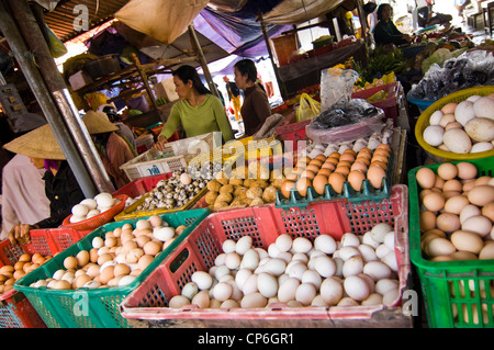 Vista horizontal de un puesto de venta de un surtido de huevos en una comida tradicional y el mercado de flores en la ciudad antigua de Hoi An, Vietnam. Foto de stock