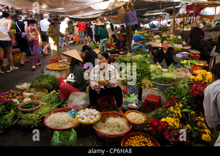 Vista horizontal de un alimento tradicional y el mercado de flores en la ciudad antigua de Hoi An, Vietnam. Foto de stock
