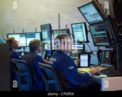 Los comerciantes trabajan en frente de las computadoras en el piso de la Bolsa de Valores de Nueva York. Foto de stock