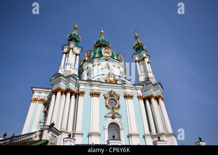 La iglesia de San Andrés en Kiev, Ucrania. Foto de stock