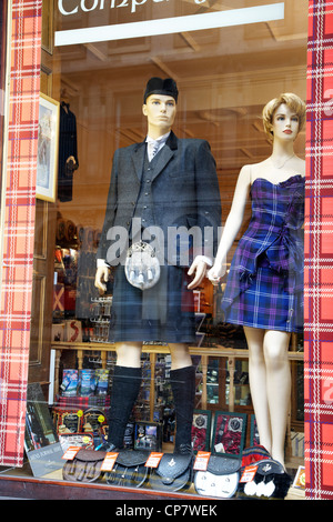 Falda tradicional escocesa moderna tienda de alquiler de vestidos vestidos y Escocia UK Foto de stock