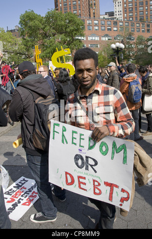 Estudiantes, graduados y activistas rally en Union Square en Nueva York contra los bancos, explotando a los estudiantes con préstamos para la educación. Foto de stock