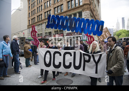 Estudiantes, graduados y activistas rally en Union Square en Nueva York contra los bancos, explotando a los estudiantes con préstamos para la educación. Foto de stock