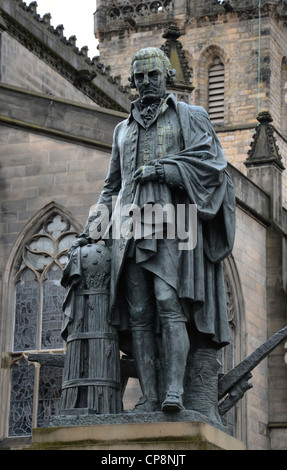 Estatua de Adam Smith (1723-1790), filósofo y economista escocés, fuera de la Catedral de St Giles en Edimburgo. Foto de stock