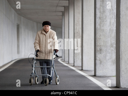 Austria, la tercera mujer con ruedas de Walker en el metro Foto de stock