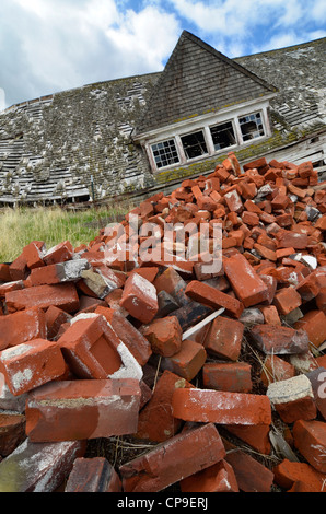 Pila de ladrillos en la parte delantera del edificio derrumbado, Lago caliente, Oregon. Foto de stock
