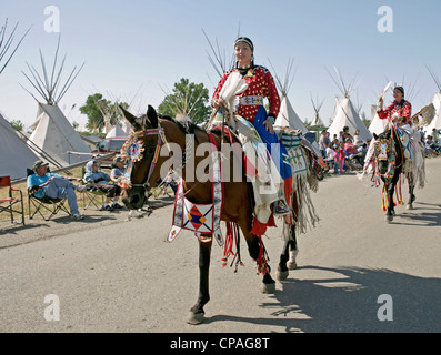 Estados Unidos, Montana, Crow Agency. Los participantes que toman parte en un desfile celebrado durante la anual Feria de cuervo Crow Agency, Montana. Foto de stock