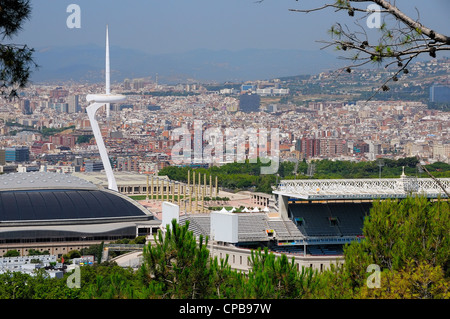 El Palau Sant Jordi (St. George's sporting arena) y la torre de comunicaciones de Montjuïc en el Parque Olímpico en Barcelona, España. Foto de stock