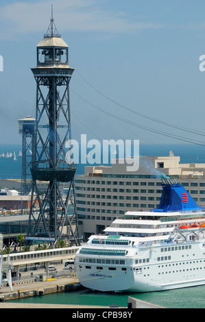 La luxus liner Louis Majesty está preparándose para abandonar el puerto de Barcelona, España. Foto de stock