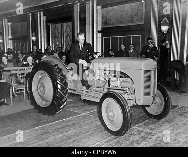 La agricultura llegó a Mayfair cuando el Sr. Harry Ferguson demostró su tractor en un hotel lujoso salón de baile. Foto de stock