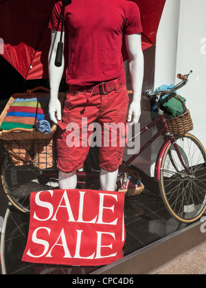 Señal de venta en tienda de ropa para hombres escaparate, NYC Foto de stock