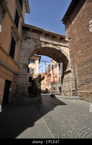 Italia, Roma, murallas servianas, arco romano de Gallieno Foto de stock