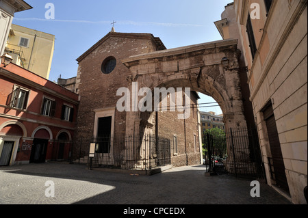 Italia, Roma, murallas servianas, arco romano de Gallieno y la iglesia de San Vito Foto de stock