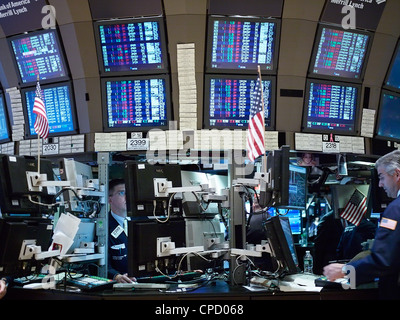 Los comerciantes trabajan en frente de las computadoras en el piso de la Bolsa de Valores de Nueva York. Foto de stock