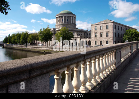 Cuatro tribunales y al río Liffey, en Dublín, República de Irlanda, Europa