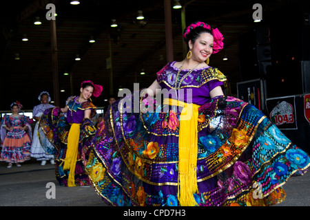 Ballet Folklorico danza en Cinco de Mayo festival en Austin, Texas Foto de stock