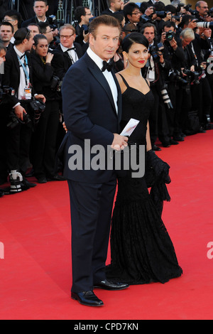 Alec Baldwin y Hilaria Thomas llega a la 65ª edición de festival internacional de cine de Cannes, en el sur de Francia. Foto de stock