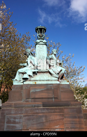 Industria y Comercio, escultura de bronce en el modo puente Kelvin parque Kelvingrove Glasgow Scotland Reino Unido