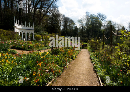 Exedra jardines en primavera, Painswick Rococo Garden, Gloucestershire, England, Reino Unido Foto de stock