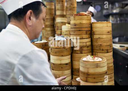 Preparación dim sum en la cocina de un restaurante en Hong Kong, China, Asia