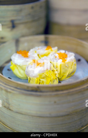 Preparación dim sum en la cocina de un restaurante en Hong Kong, China, Asia