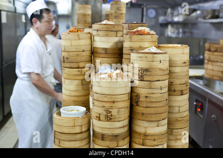 Preparación dim sum en la cocina de un restaurante en Hong Kong, China, Asia