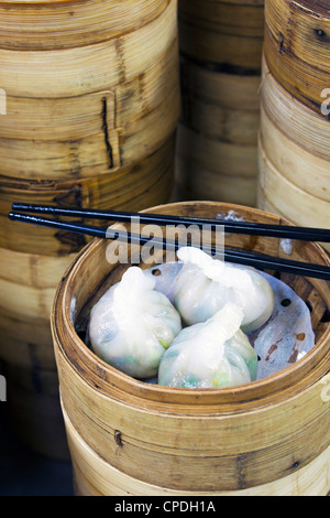 Preparación dim sum en la cocina de un restaurante en Hong Kong, China, Asia