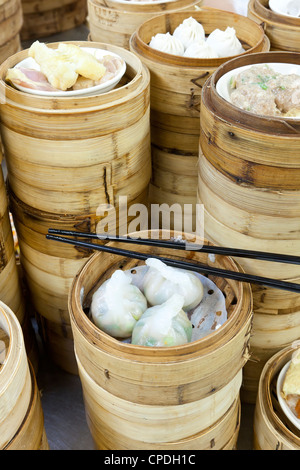 Preparación dim sum en la cocina de un restaurante en Hong Kong, China, Asia