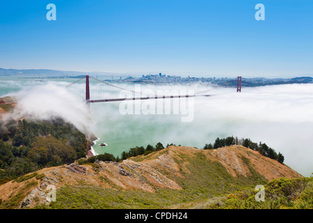 Puente Golden Gate y el horizonte de San Francisco flotando encima de la niebla en un día brumoso en San Francisco, California, EE.UU.
