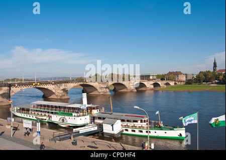 Embarcación fluvial en el río Elba en el Augustus Puente (Augustusbrucke), Dresde, Sajonia, Alemania, Europa