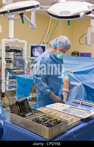Cirujano ortopédico preparación de pacientes para cirugía artroscópica de rodilla en el quirófano de un hospital, suite Foto de stock