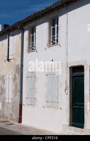 Tranquilo y pintoresco de old street en Ars-en-re, enfermo de Re, Francia Foto de stock