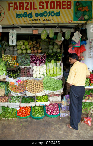 Calado de verduras frescas en el mercado de Kandy, Sri Lanka, Asia Foto de stock