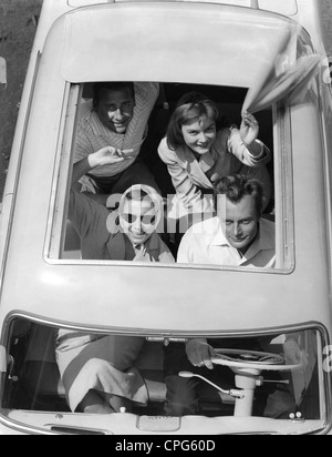 Ocio, excursiones, jóvenes que agitan desde la capota abierta de Taunus 12M, 1950, 50s, siglo 20, histórico, techo plegable, capota convertible, capota convertible, capota convertible, coche, coches, automóviles, automóviles, automóviles, transporte, transporte, gafas de sol, bufanda, pañuelos, verano, adolescente, adolescente, adolescentes, adolescentes, completamente ocupados, goyouting, goyetride, viaje, viaje, viaje, viaje feliz, viaje, viaje, viaje, diversión Conductor, conductores, pasajero de coche, copiloto, pasajero de asiento delantero, co-conductores, pasajeros de asiento delantero, mujer, mujer, mujer, hombre, hombre, hombre, hombre, gente, Derechos adicionales-Clearences-no disponible