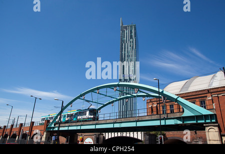Un tranvía Metrolink pasando Manchester Central fue G-Mex con Ian Simpson diseñado Beetham Tower Hotel Hilton en vista