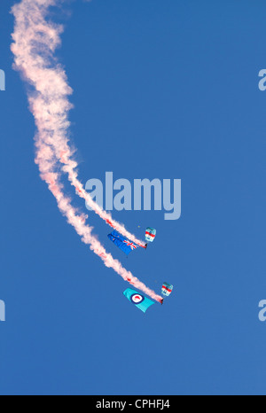 La Real Fuerza Aérea de Nueva Zelandia Kiwi paracaídas Azul pantalla mostrando el equipo de Nueva Zelanda y la Real Fuerza Aérea de Nueva Zelanda bandera con humo Foto de stock