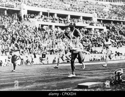Jesse Owens durante los Juegos Olímpicos de Berlín, 1936 Foto de stock