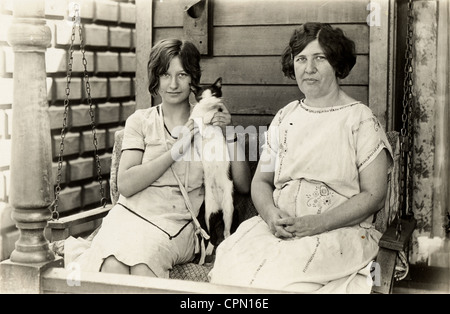 Madre e hija en el Porche Swing con cat.