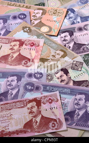 Dinero / finanzas, billete, Irak, dinar, billete iraquí con el retrato de Saddam Hussein, dictador, dictadores, moneda, monedas, valuta, dinar iraquí, símbolo, símbolos, simbólico, simbólico, imagen de símbolo, economía, iraquí, varios, pila de dinero, culto a la personalidad, billete, nota bancaria, factura, billetes de banco, histórico, histórico, Derechos adicionales-Clearences-no disponible Foto de stock