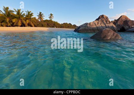 Virgen Gorda, Islas Vírgenes Británicas en el Caribe: piscina protegida entre las rocas de granito en la playa conocida como el rastreo