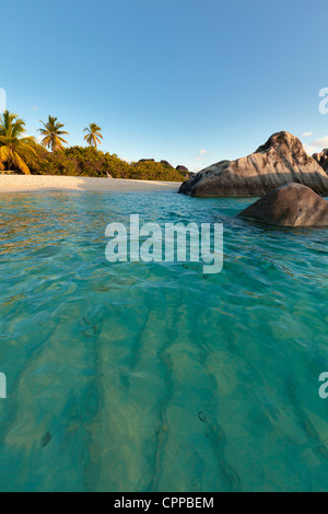 Virgen Gorda, Islas Vírgenes Británicas en el Caribe piscina protegida entre las rocas de granito en la playa conocida como el rastreo