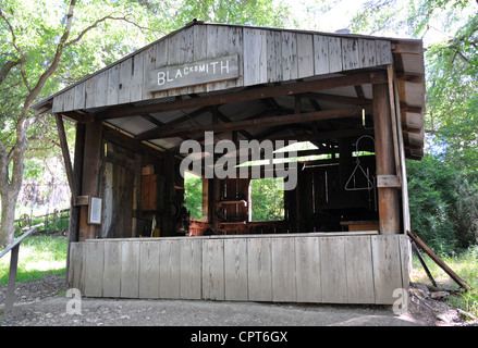 Log Cabin Village Open Air Museum, Fort Worth, Texas, EE.UU. - herrería Foto de stock