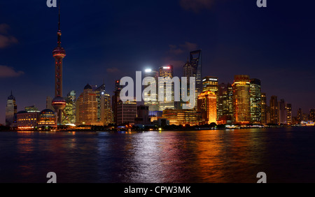 Crepúsculo y la noche las luces del lado Oriental Pudong torres rascacielos de Shanghai, República Popular de China