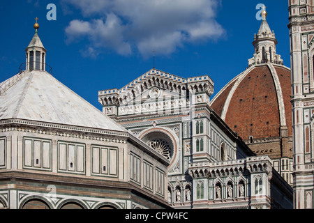 Il Duomo di Firenze, la Catedral de Florencia y el Baptisterio en la Piazza di San Giovanni, Toscana, Italia Foto de stock