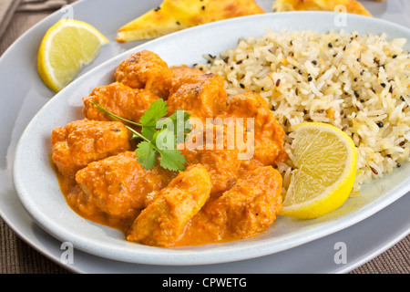 Una comida india de pollo tikka masala y arroz pilau Foto de stock